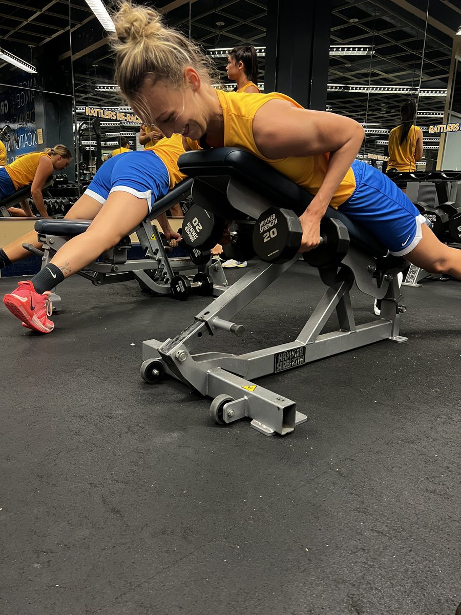 StMUwbb's tweet image. Week 5 ✅💪 #stmuwbb #fangsout