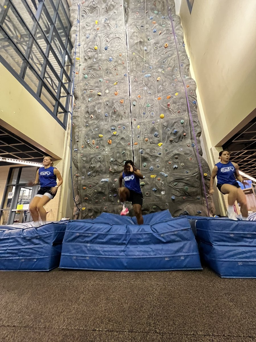 StMUwbb's tweet image. Week 5 ✅💪 #stmuwbb #fangsout