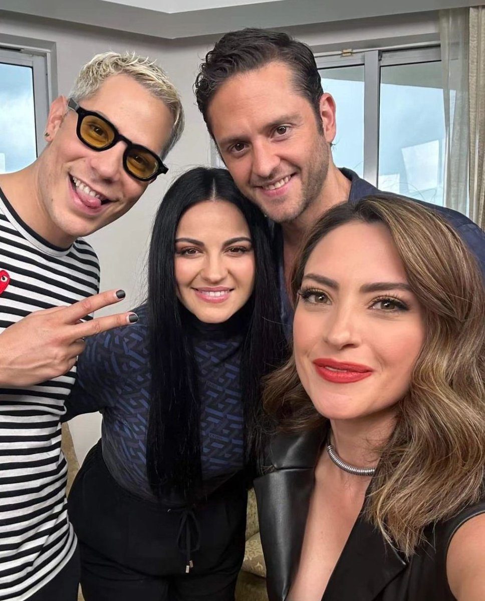 VonUckermannFC's tweet photo. 📸 Christopher Uckermann (@christopheruck), Maite Perroni e Christian Chavez junto a Michelle Galvan em bastidores da entrevista para o Primer Impacto. #SoyRebeldeTour https://t.co/13UBxIPe8J