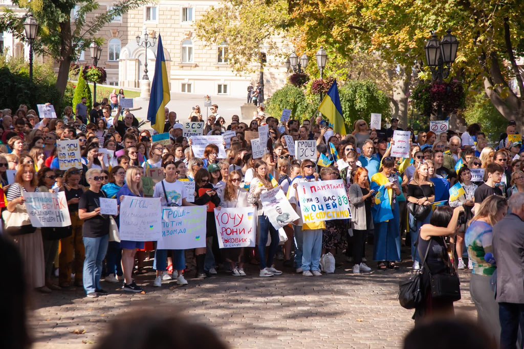 sternenko's tweet photo. Одеса🫂

Контекст: в місті вже місяць (!!!) тривають протести через бажання Труханова виділити понад 100 млн грн на підконтрольний йому Київський райсуд. 

Щовихідних люди виходять. 
Труханов — ігнорує.
Натомість просить військових записувати принизливі звернення, щоб ті розказали, яка в Одесі чудова міськрада, та викладає фото з Залужним. 

Проросійський чорт Труханов прикривається армією, щоб уникнути критики за те, що замість допомоги армії він годує свою мафію за гроші одеситів. 

Дуже хороший матеріал про це зробили @Slidstvo_info, прошу поширити: https://t.co/1vGhk7toqw