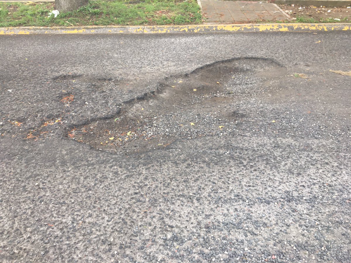 almatenorio's tweet photo. @ahuedricardo, urge reparar ese #bache en Av.  Villahermosa, casi esq. Av. Aguascalientes, tiene más de tres meses sin repararlo y cada día crece más. @VialidadXalapa #Xalapa @alcalorpolitico @AytoXalapa @xalapavial @InformaXalapa 👇🏻 https://t.co/zlvHcfo4HF