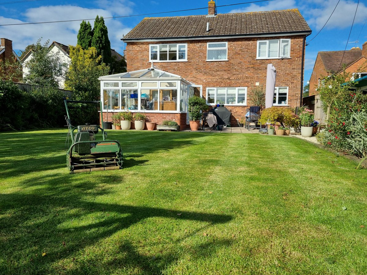 Not quite <a href="/GreensMalvern/">Malvern Greens</a> but it'll do for now.
Nice getting the old <a href="/atcolawnmowers/">Atco</a> Commodore back from a service &amp; sharpen. Such a nice cut 🤩
