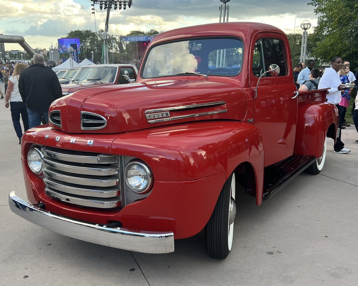 OverdriveNewsPR's tweet image. En una de las actividades del lanzamiento de la F-150 2024 hubo varias generaciones previas en exhibición. Esta se llevó a cabo en el Hart Plaza, un lugar donde se puede apreciar la cercanía de la ciudad de Detroit con Canadá. 

#OverdriveNews