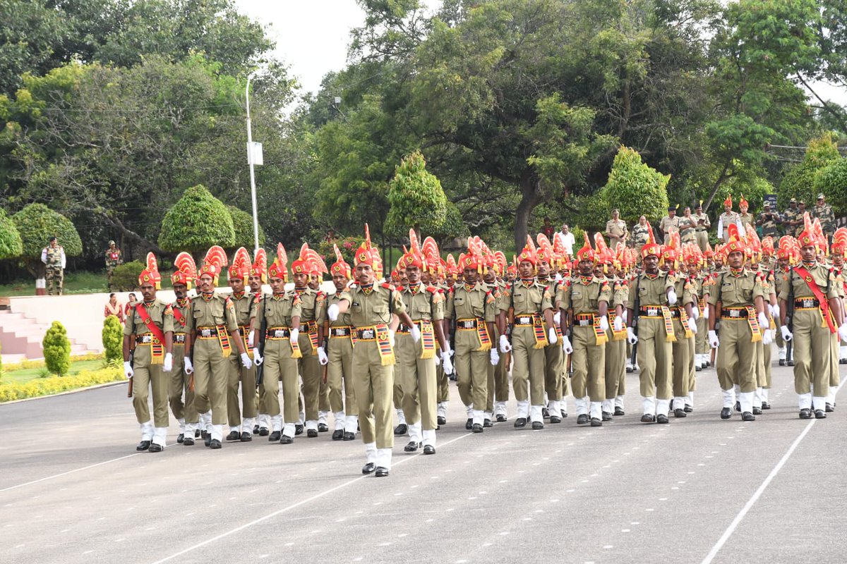Congratulations to batch 596 recruits on their successful attestation parade! The journey to become border men was amazing. The magnificent attestation parade was reviewed by Sh Eapen PV, IG BSF. 👏🇮🇳 #AttestationParade #Training @BSF_India @BSF_Comd_Raipur