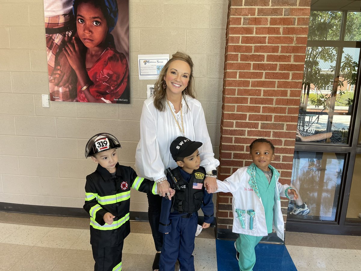 abbytriple's tweet photo. This week we learned about community helpers! Our little ones dressed up as their favorite community helpers and got to meet some of the ones in our Mableton community!#MabletonES #utimatelearningexprience https://t.co/e1q1KqFNBl