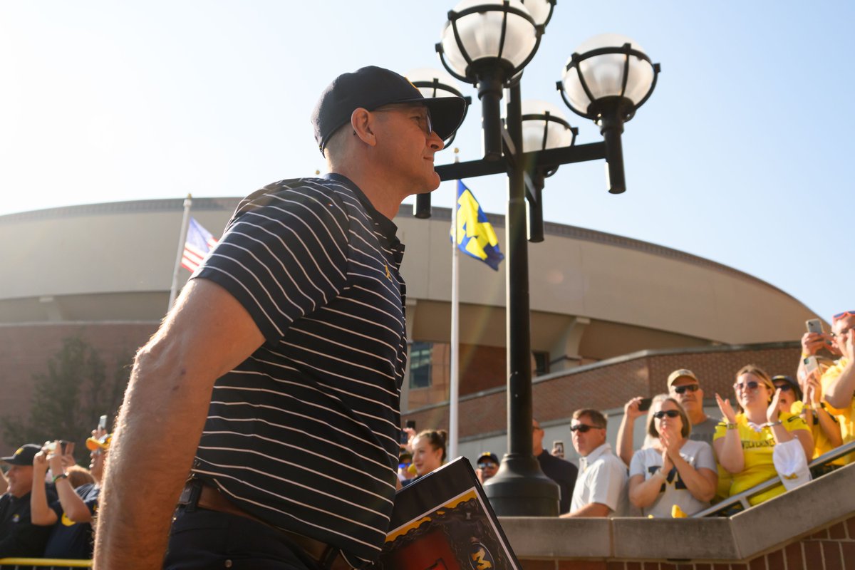 Harbaugh arrives for his first game of the season. @CoachJim4UM <a href="/UMichFootball/">Michigan Football</a> <a href="/chengelis/">angelique</a>