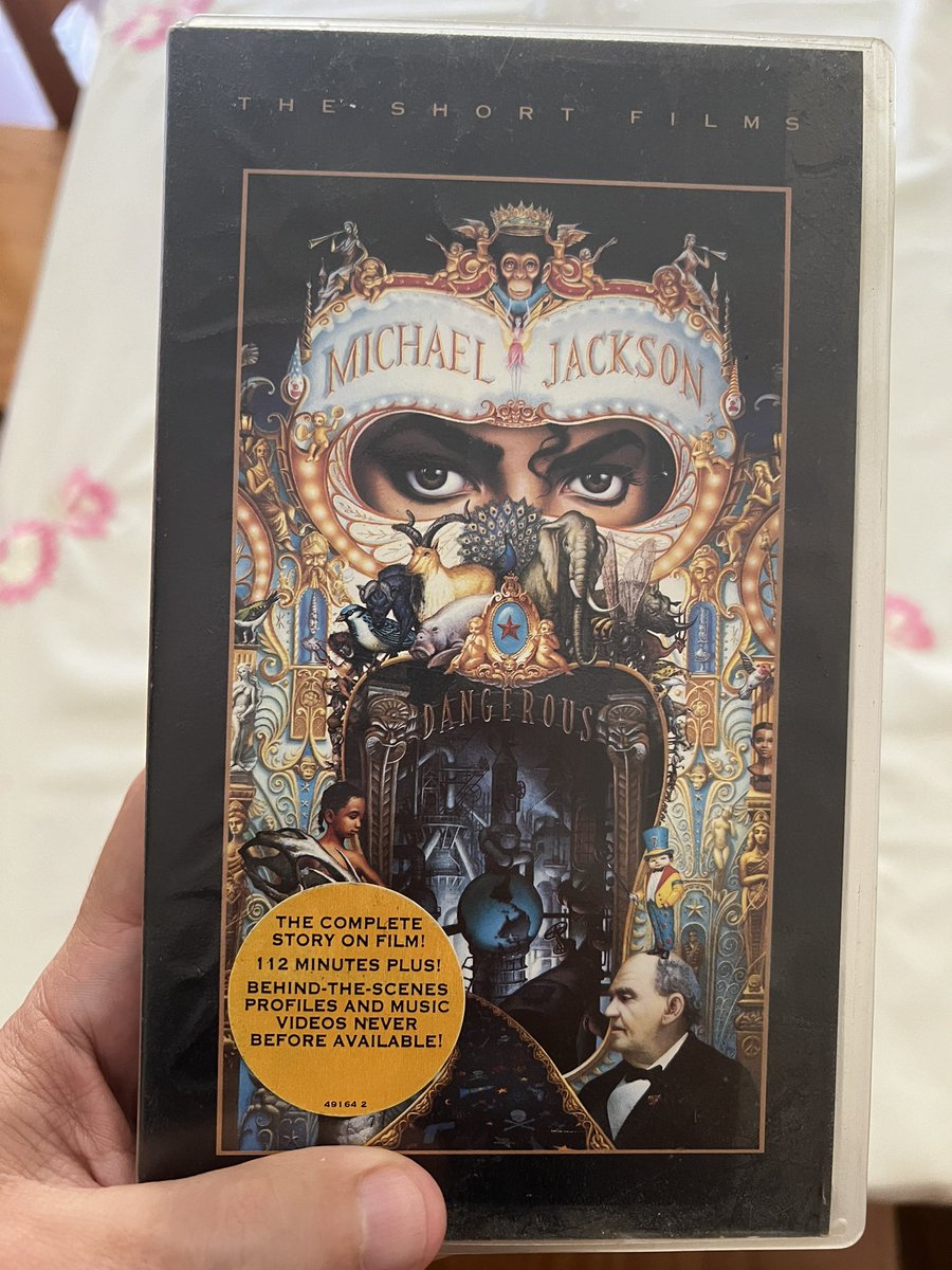 elpady's tweet photo. Hace 30 años que fui a Sevilla Rock a gastarme la paga de 1 mes en este VHS.

La cinta volaba de las estanterías a gran velocidad 

Dangerous The Short Films (1993) es una obra maestra. Incluye videoclips como Black or white, Remember the time, Heal the world…

Hoy es imposible algo así