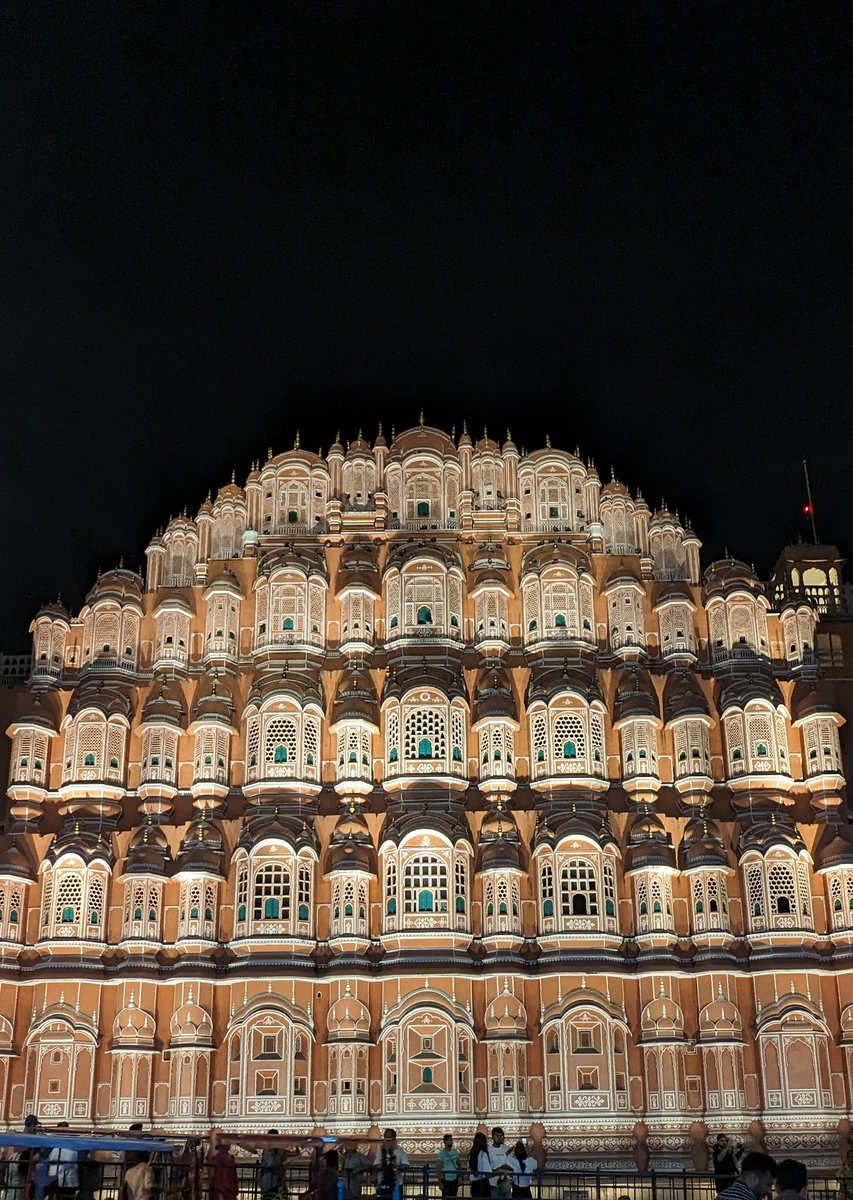 tailorrishabh97's tweet photo. Beauty of Hawa Mahal at night 😍
#hawamahal #Jaipur #JaipurSightseeing #nightlife https://t.co/yoojZZcmtb