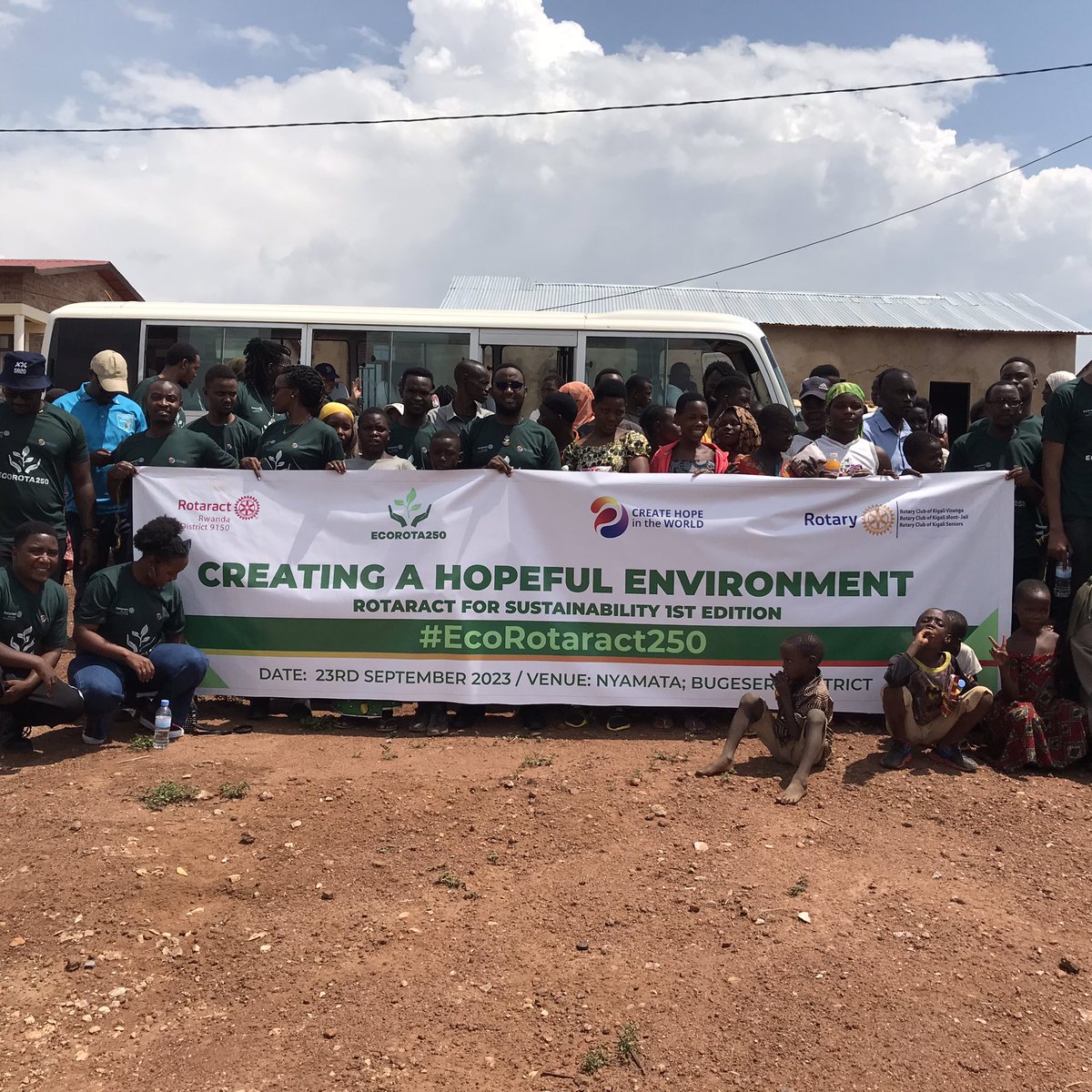rc_kglmontjali's tweet photo. Aujourd'hui, @rc_kglmontjali s'est joint aux #Rotaractiens de tout le Rwanda et à d'autres #Rotariens de divers clubs pour planter des arbres à #bugesera et distribuer des serviettes hygiéniques réutilisables ! #EcoRotaract250 #actioninterclub https://t.co/MfXN8MrmPk