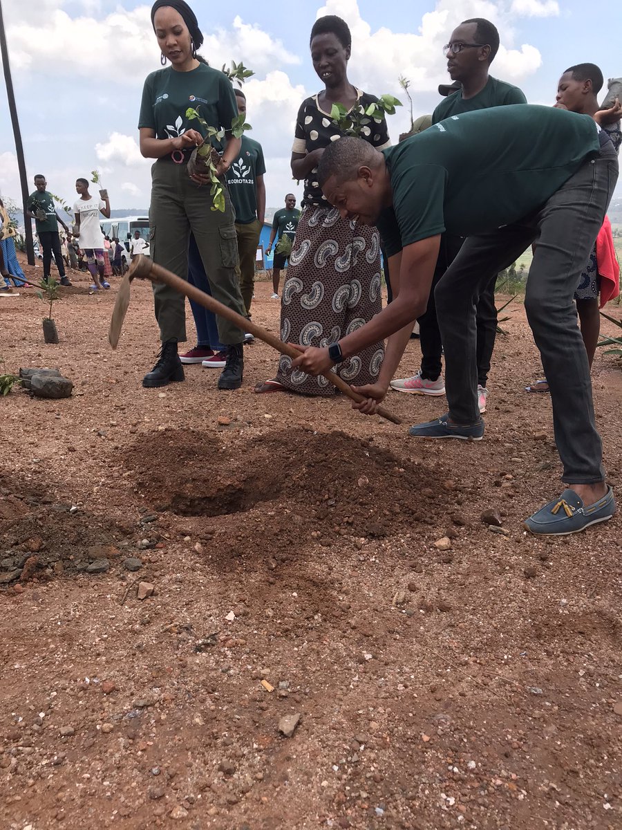 rc_kglmontjali's tweet photo. Aujourd'hui, @rc_kglmontjali s'est joint aux #Rotaractiens de tout le Rwanda et à d'autres #Rotariens de divers clubs pour planter des arbres à #bugesera et distribuer des serviettes hygiéniques réutilisables ! #EcoRotaract250 #actioninterclub https://t.co/MfXN8MrmPk