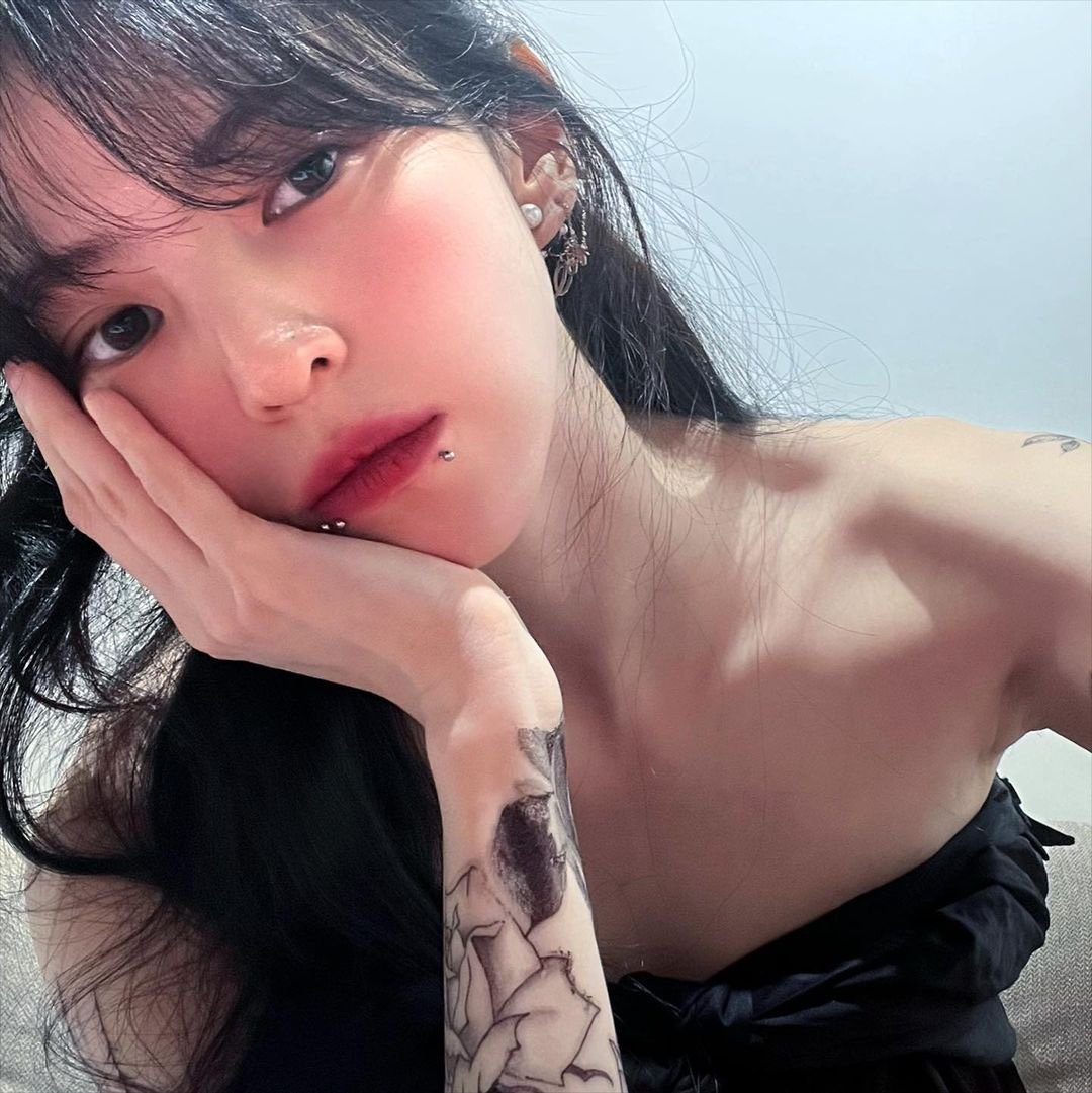 dear_xeesh's tweet photo. 한소희 입술 피어싱이
거짓말. 구라. 허위매물.이 아니라
리얼. 참. 트루. 라는 속보입니다 https://t.co/29qWFJuRo4