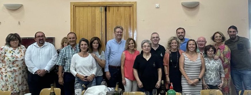 Ferran_Bel's tweet photo. Avui hem dinat a #Bitem a “Lo Local” , per acomiadar a Javier i a Provi que després de més de 30 anys al cap davant, servint als seus clients, amics i a tota la gent del poble, es jubilen. Moltes gràcies per tots aquests anys , ha estat sempre un plaer !!! https://t.co/MDo8rLGrbf