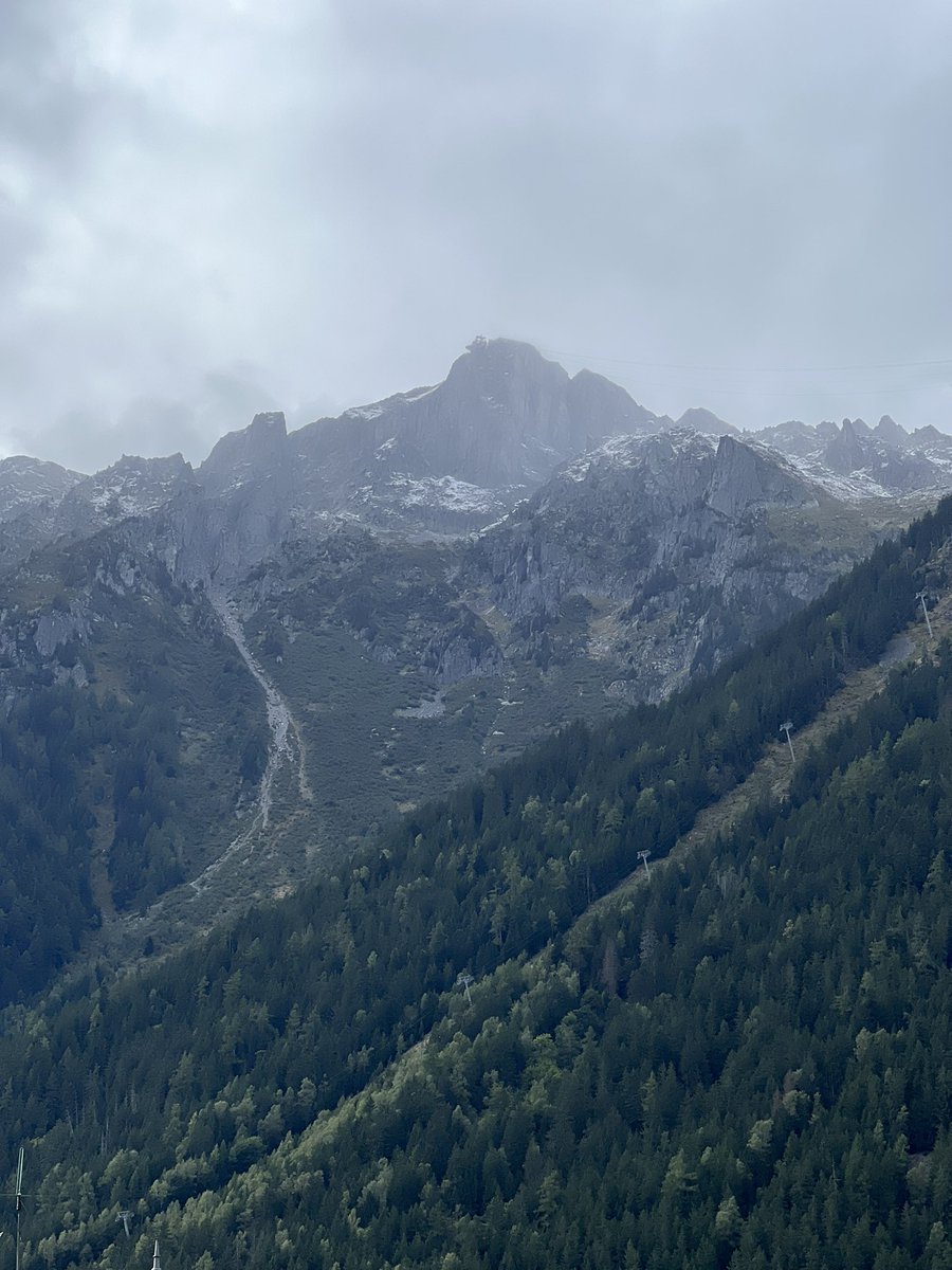 wapple15's tweet photo. @Rosanna_B88 @sp_mellor Have been in #Chamonix 🇫🇷 for a few days &amp; have really felt it cool down with a bit of snow up top on the western side last night &amp; an autumn chill in the air. #SnapAndTell https://t.co/M0SCV7be2F