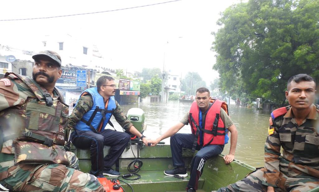 IaSouthern's tweet photo. नागपुरात महापूर
#NagpurFloods

Incessant rainfall submerged part of the city. #IndianArmy relief columns continues rescue Ops under #UMGSubArea. Relentless rescue operations indicative of prompt &amp; effective response as part of #AidtoCivilAuthorities &amp; #Synergy betn #SDRF &amp; #NDRF https://t.co/HoVtFtIafk
