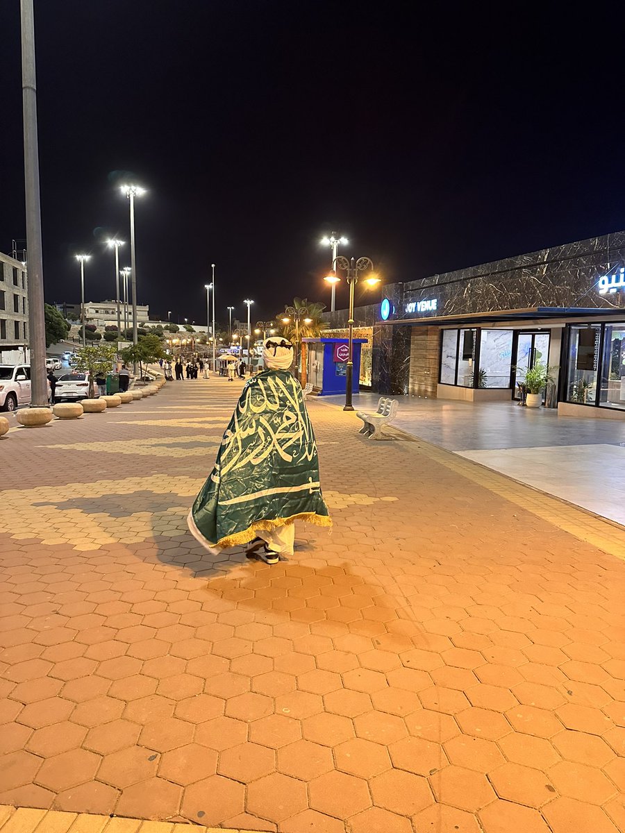 دارٍ لها بالقلب عشق وتكاليف  
ياعل عينٍ ماهوتها كفيفه.. 🇸🇦

#اليوم_الوطني_93_السعودي 
#اليوم_الوطني93 
#اليوم_الوطني