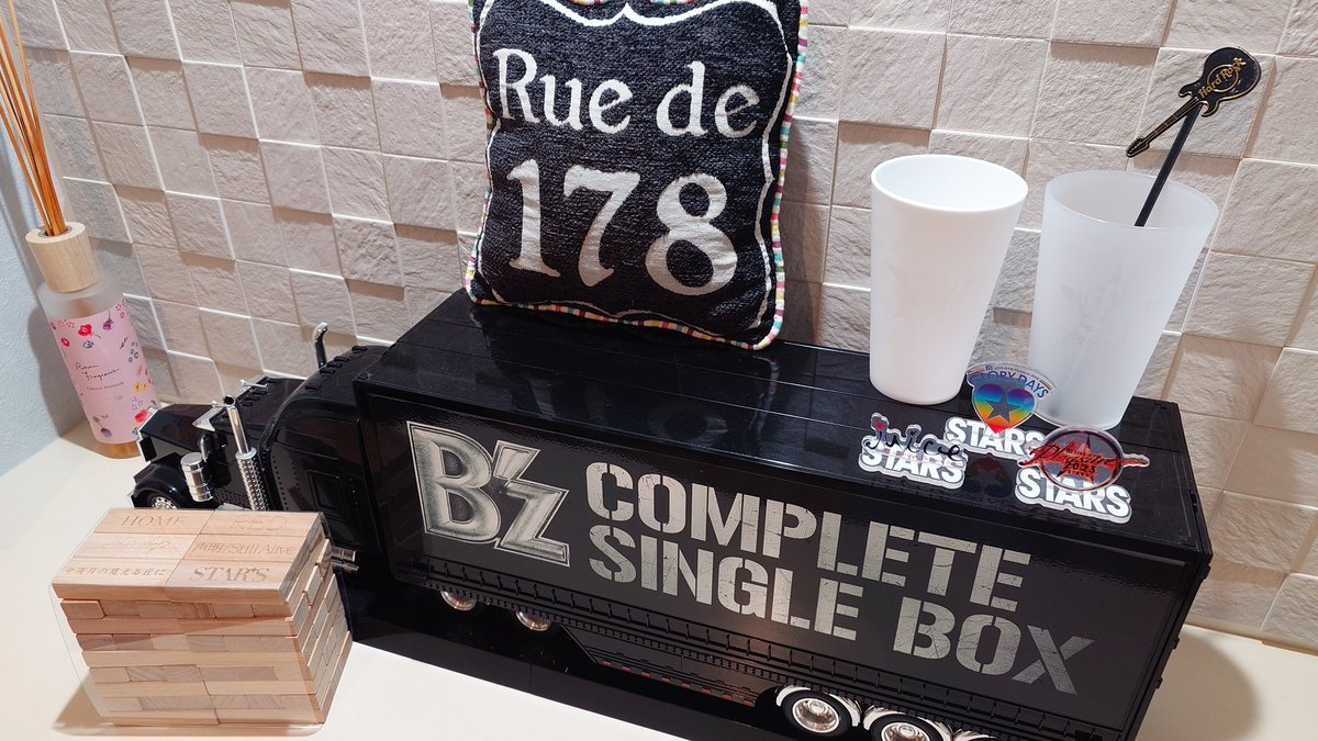 稲葉さんお誕生日おめでとうございます😊

楽しかった9/21の大阪公演が終わってしまったけどしばらく余韻に浸って♨️
大人になってB’zのライブに行けるようになって初めてのスタジアム公演🏟迫力、演出が桁違いで最高としか！

無事に我が家に帰り、新入りが加わりました🤤

#稲葉浩志誕生祭2023