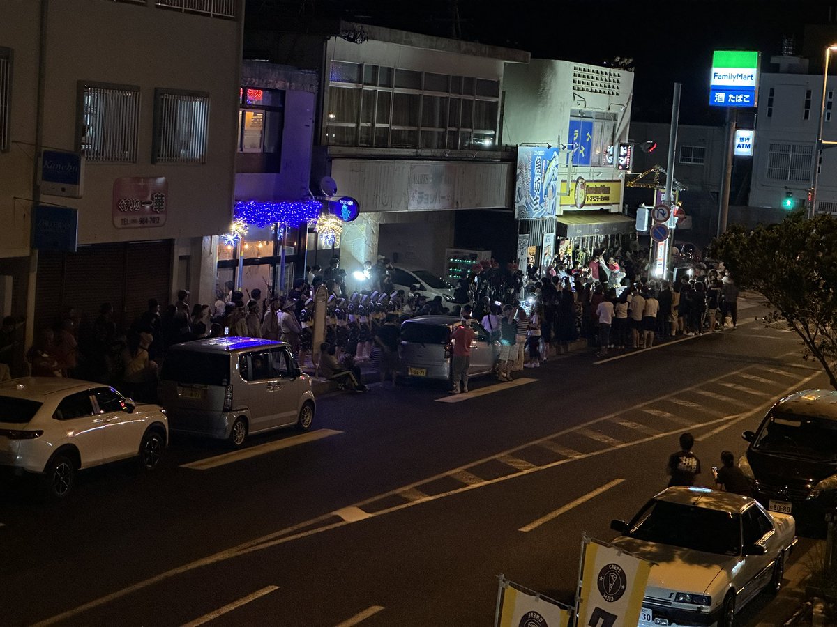 出た！ただいま23:23。
エイサーが爆音で始まった。

近くの店が何周年か知らないけど、迷惑極まりない。
太鼓の音と指笛、爆音三線。

申し訳ないけど、嫌いになる。
ふざけんな。