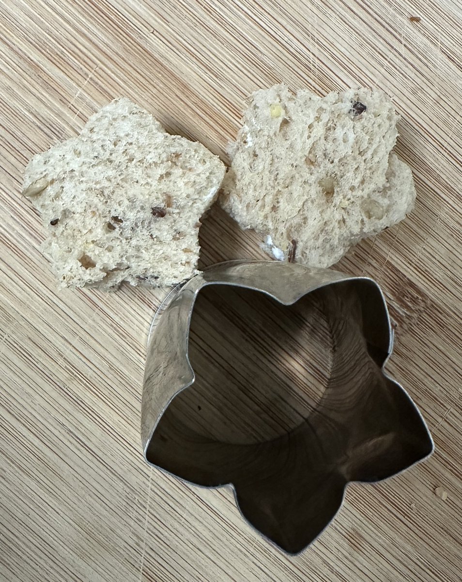 今朝の息子の朝ごはん、実家から送ってもらったクッキー型で食パンくり抜いたら可愛いー！

私が子供の頃この型でお母さんがよくクッキー焼いてくれてたから、なんか長い年月を感じて朝からちょっとエモーショナル🥺♡