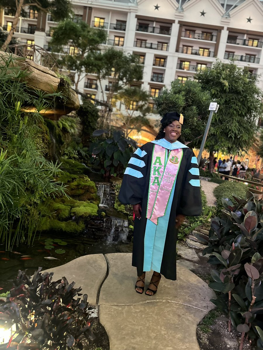 DrKyctrell08's tweet photo. This is the moment I’ve been looking forward to for 3 1/2 years!!! What a blessing and amazing feeling. #Hooded #FinishEdD #DrSwintonAtkins #CapellaGrad #ThankYouGod #SkeeWee https://t.co/RdYEAXe0m9