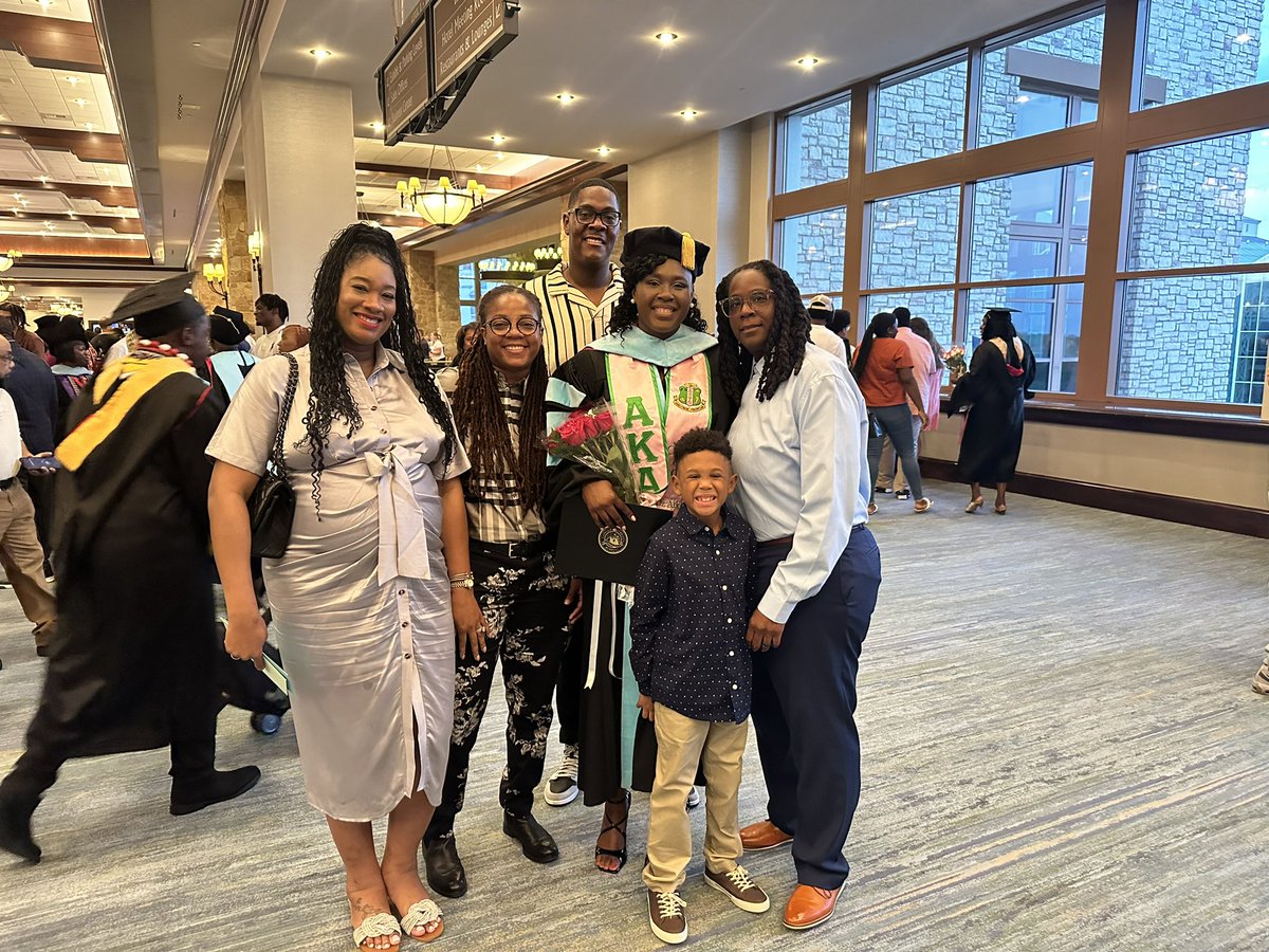 DrKyctrell08's tweet photo. This is the moment I’ve been looking forward to for 3 1/2 years!!! What a blessing and amazing feeling. #Hooded #FinishEdD #DrSwintonAtkins #CapellaGrad #ThankYouGod #SkeeWee https://t.co/RdYEAXe0m9