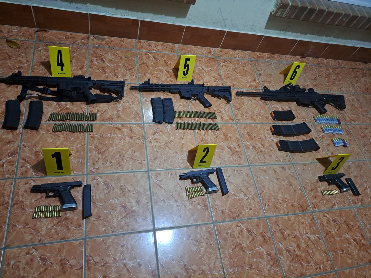 PNCdeGuatemala's tweet image. A estos hombres se les incautó 3 pistolas, 2 carabinas calibre 223, una escopeta, 113 municiones calibre 5.56mm, 56 municiones calibre 9mm y 26 cartuchos de escopeta, todas las armas cuentan con la respectiva licencia de portación vigente extendida por #DIGECAM.