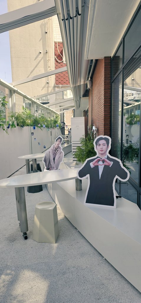 아니 입구에서 성스러운 기운이 느껴지는거에요? 들어가니 요한이 얼굴이 빡! 이렇게 은혜로울수가 있는건가요?
같이 사진찍을수있게 야구유니폼, 맛난커퓌와 도넛, 혜자로운특전, 잡지(라쓰고 김요한 연혁이라읽는다), 넉넉한인심까지✨️감동😭👍
#요한이의_향기로_물드는_하루
#김요한이라서_고마워