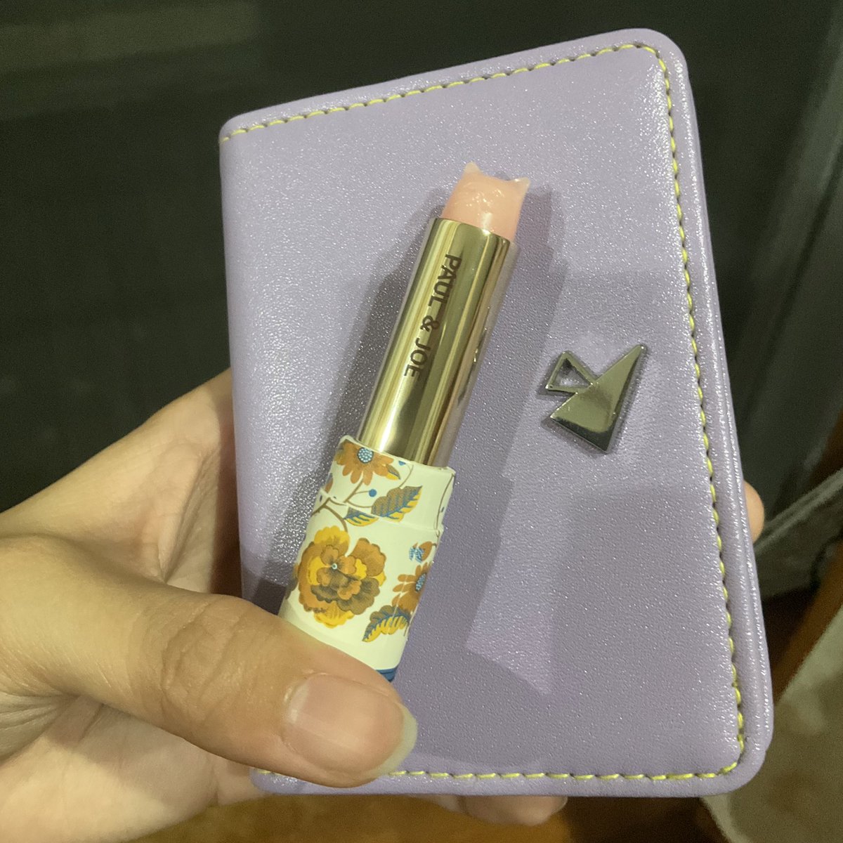 usami_viewer's tweet photo. 何故かDiorのリップとかJILLSTUARTの星座リップとか買ってるのに、一番好きで見てる猫型リップ買ってないことに気がつき、Paul &amp; JOE猫リップケース付きセットポチりました！
猫ちゃん型は可愛いね(￣▽￣)
使ってたらすぐ猫の形は崩れるんだろうけど、可愛い！！
お気に入りのカードケースと共に。 https://t.co/DqK4y4jy0s