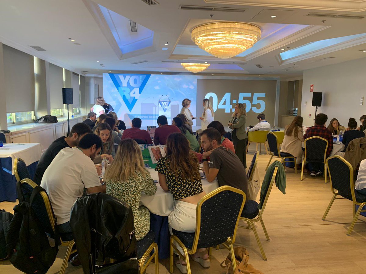 aedv_es's tweet photo. En la sesión de hoy del #YoR4 hemos acompañado a nuestros residentes de 4o curso de #dermatologia en las batallas cuyo objetivo era conocer los diagnósticos de diferentes casos clínicos en las fase II y III del curso…
👏🏼Así han vivido nuestros residentes esos momentos👏🏼. #AEDV https://t.co/4m8ac7sfx0