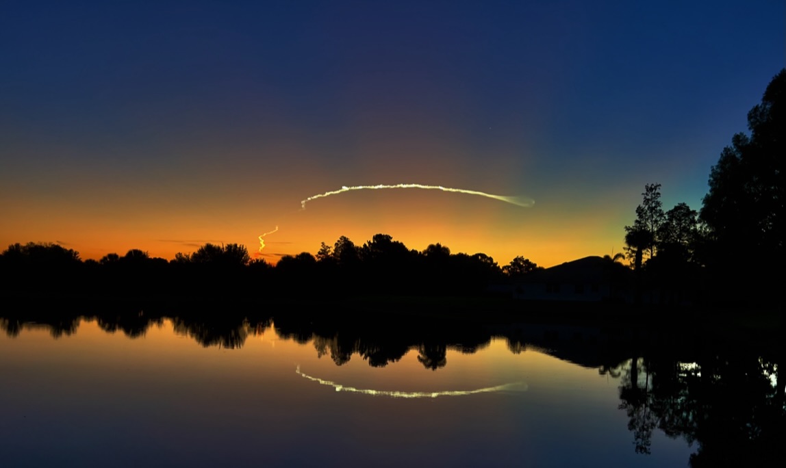 rocksatthestars's tweet photo. Going through some photos and just found this beautiful picture of ULA Atlas V 421 rocket launch at dawn, carrying the SBIRS GEO 6spacecraft as viewed from Sarasota, FL #ULA #AtlasRocket #GEO6 #Rocket #KennedySpaceCenter #NASA https://t.co/4HIwIQOY3g