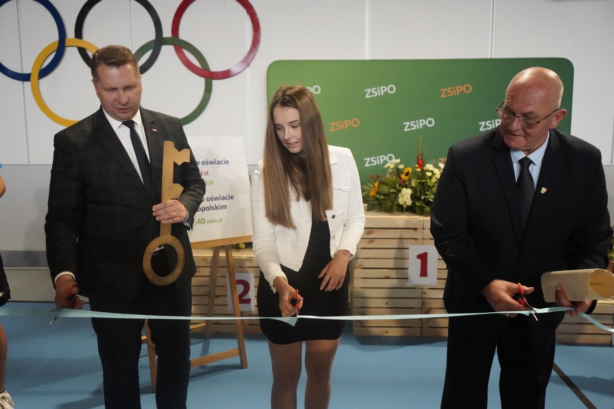 MEN_GOVPL's tweet photo. ⚽ Minister Edukacji i Nauki @CzarnekP wziął udział w otwarciu sali gimnastycznej w Zespole Szkół i Placówek Oświatowych w #Nysa.

🏫 Inwestycja została dofinansowanie w kwocie ponad 1⃣0⃣ mln zł z Rządowego Funduszu #PolskiŁad: Program Inwestycji Strategicznych.

ℹ️ Szczegóły:
https://t.co/2xZTVX6oZp