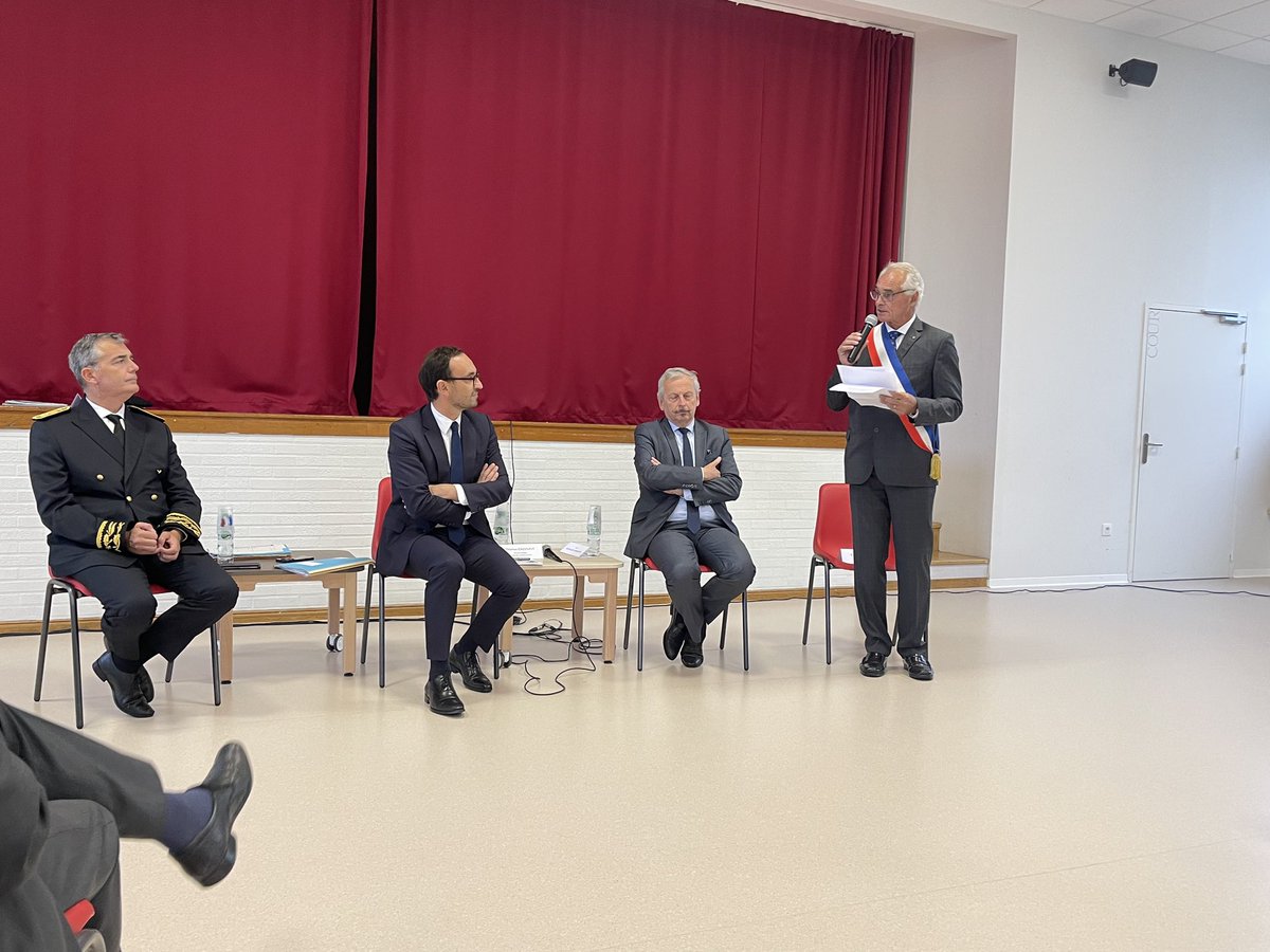 Bienvenue dans l’hyper ruralite à Thomas Cazenave ministre des comptes publics pour un débat sur le PLF2024 en présence de JR Cazeneuve député et rapporteur de la commission des finances