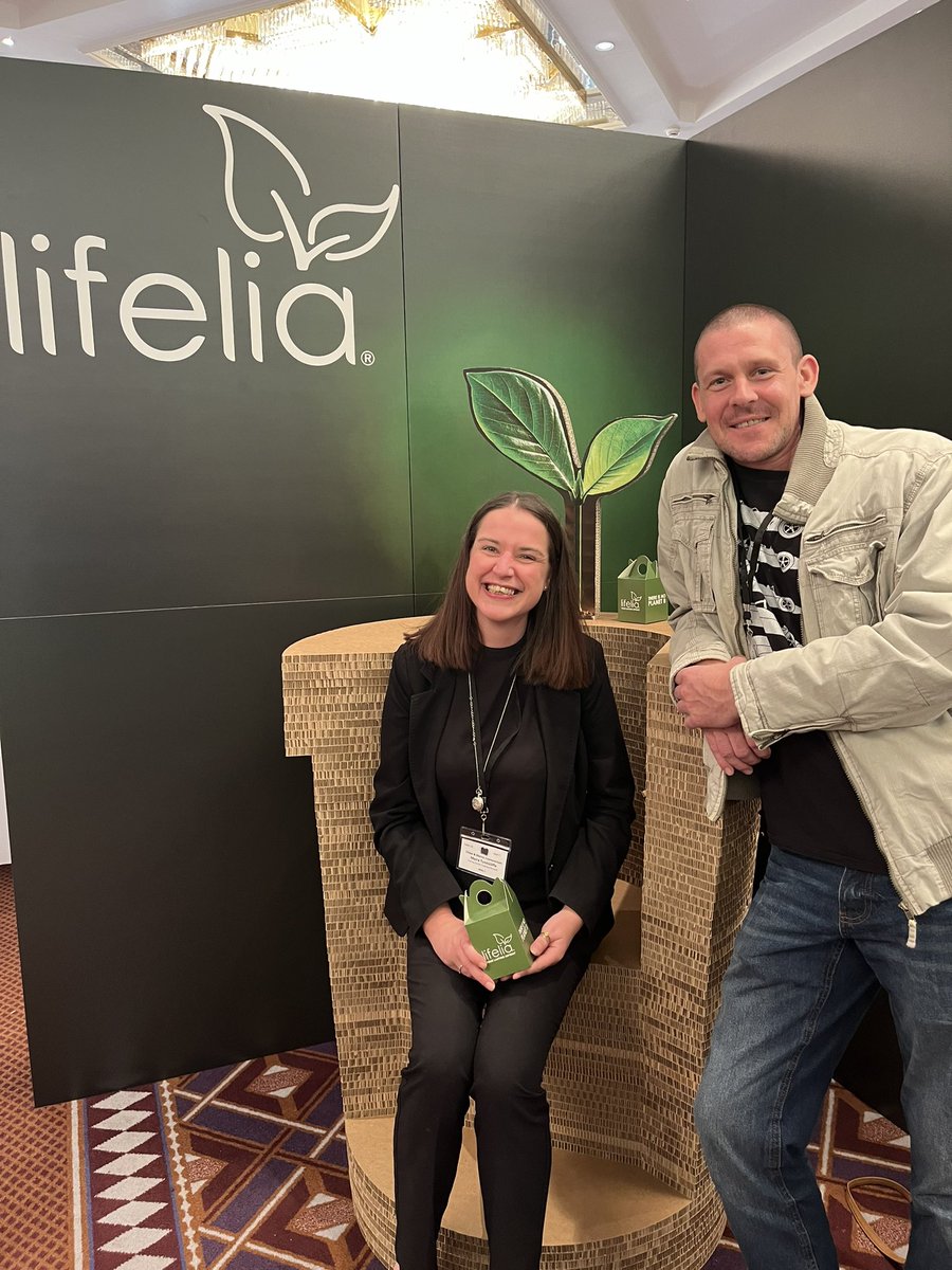 LifeliaUK's tweet photo. Sharing the greener love with a Lifelia #CupcakeSelfie 🧁
Amazing day at #AFGD meeting funeral industry peers 💚
https://t.co/d7VY2bPIFe 🌎 https://t.co/kZdDm0jxuX