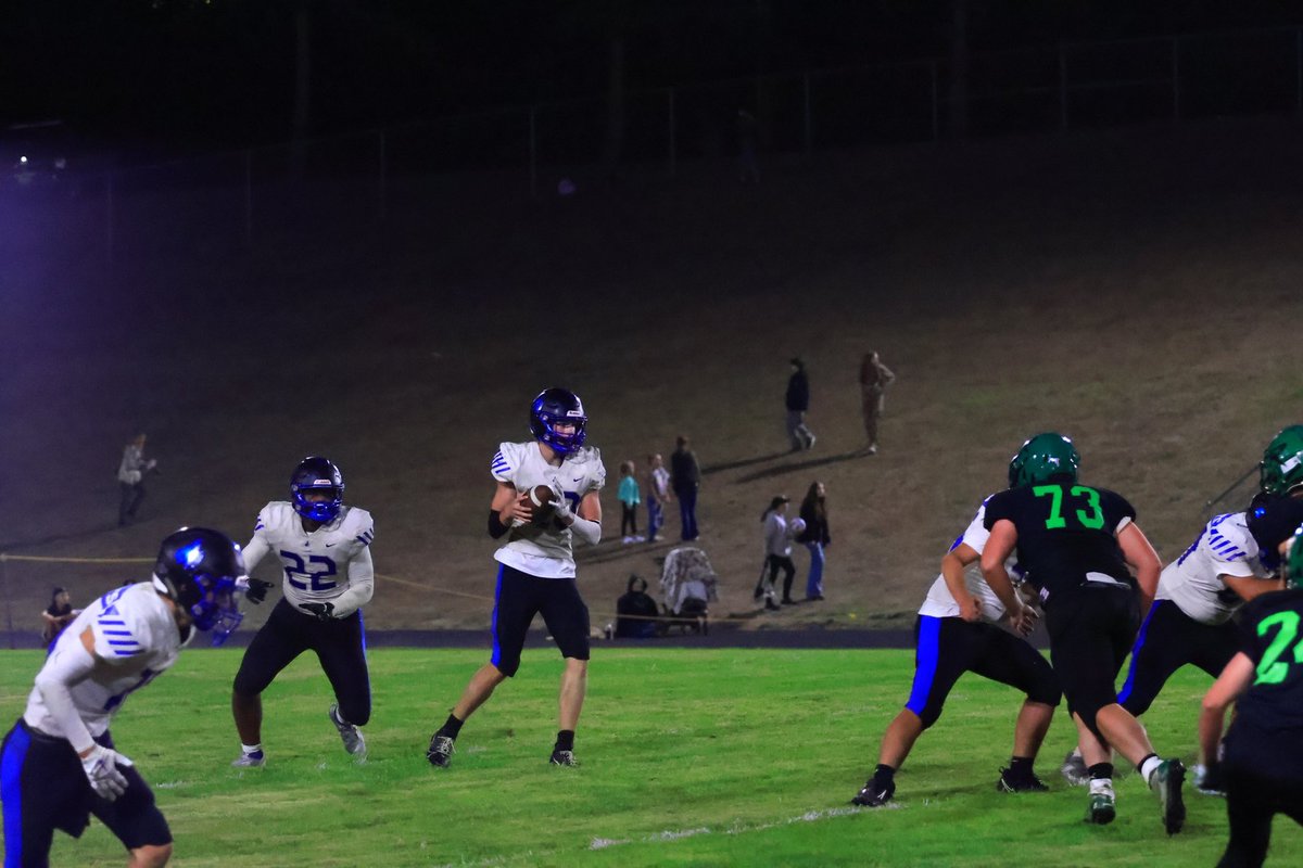 Coach__Snyder's tweet photo. 2024 @NoahHolub game 4 stat line.

16 Tackles 3TFL Sack 35yard Fumble recovery for TD

5 Catches 54 yards 1TD

108 yards Rushing 

85 yards passing 

Played QB,WR,TE,LB

@AndrewNemec @BrandonHuffman @JordanJ_ @coachgrayjr @Coach_D_Mac @CoachManningWOU @CoachFendall https://t.co/bNBLz0nhhs