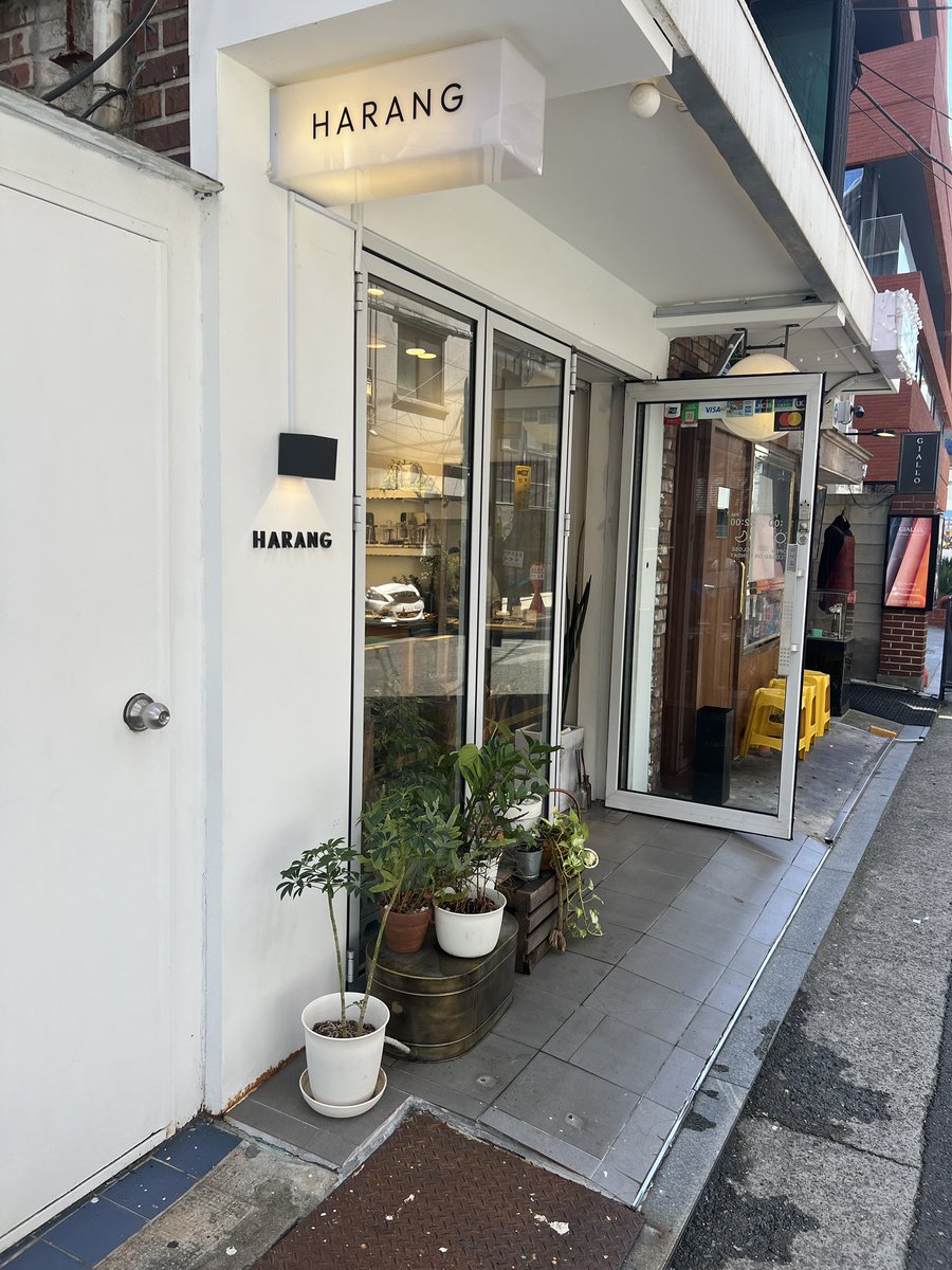 BTScute12's tweet image. 今日、母と父の墓参り
その前にテテとお揃いのブレスレット2本をサプライズソンムル🎁
嬉しいと顔をくしゃくしゃにして泣き出した😭
そんなに嬉しいか
そうだよね
渡韓できないし足も悪いからテテが日本に来てくれても会いにも行けない
親孝行できてよかった😊
#V
#HARANG
#CCNMADE