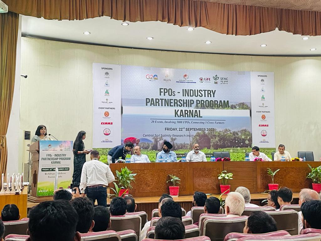 IFFDC_Ltd's tweet photo. भारत सरकार की #CSS में #IFFDC द्वारा गठित 5 FPO के डायरेक्टर,CEO का प्रशिक्षण भ्रमण #CSSRI Karnal में। डॉ. अर्जुन सैनीD.G Hort, दीपा गुहा CGM #Nabard, डॉ एम.जे. ख़ान ने #FPO इण्डस्ट्री पार्टनरशिप प्रोग्राम का सुभारंभ किया। https://t.co/DQvBNgylIz