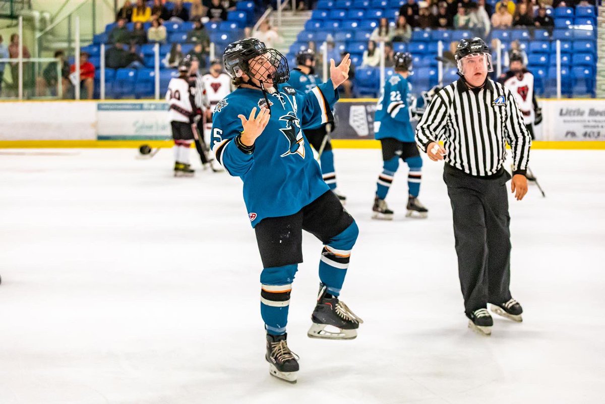 WranglersHockey's tweet photo. A few pics of last night’s season opening 7-0 win over Red Deer. #oneninetyeight #lakehockey #letswrangle https://t.co/rB5xVjVKDO