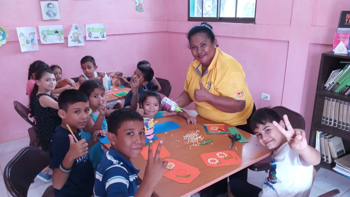 AlcalJuigalpa's tweet photo. Tarde recreativa con niños que asisten a la biblioteca infantil en el parque Rubén Darío #Juigalpa  #Chontales https://t.co/CD9rniuzXa