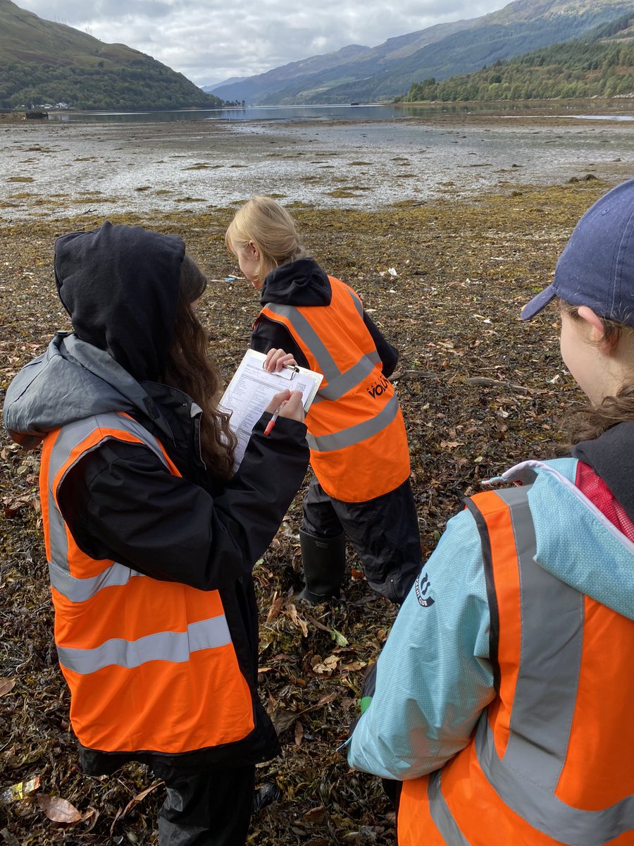 @lomondtrossachs #JuniorRangers & Young Volunteers were fantastic at the @mcsuk #GreatBritishBeachClean in Arrochar for the 1st ever @EUROPARC #YouthInParksDay #StrongerWithYouth tackling Marine Litter with the fab #Rangers and Vols 👏🏻Well done everyone