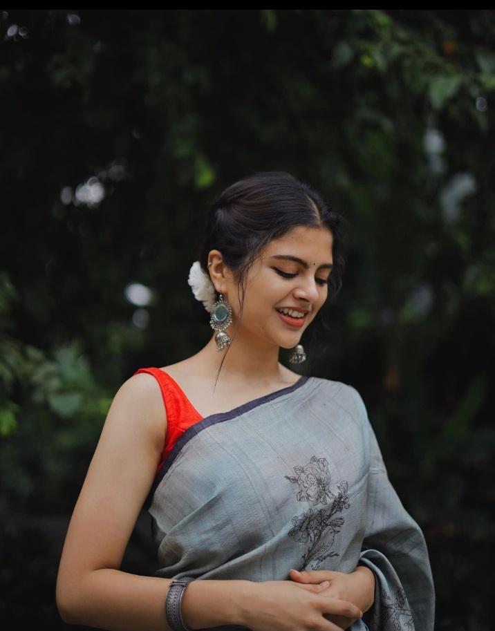 Elite_Hishalee's tweet photo. கள்ளமில்லாமல்
சிரிக்க 
கத்து கொடுத்து விட்டு
உள்ளமில்லாமல்
பறந்த பீனிக்ஸ் பறவையே 
எங்கு இருக்கிறாய் ....

#Hishalee https://t.co/SuDNJinY8x