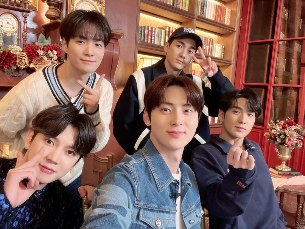 Gee5tar_0908's tweet photo. Hey you stay?                   Definitely yes🥹❤️

#NUEST #뉴이스트 https://t.co/DG8KunKPFi