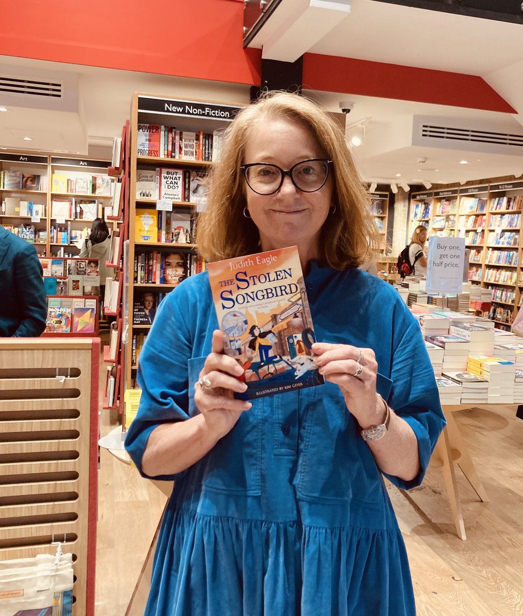 #TheStolenSongbird is set in 1950’s Waterloo, just round the corner from the station. So it was lovely to pop into the new  @Foyles and sign some copies practically in situ! Thank you booksellers Imaan and Giuseppe for the warm welcome! @FaberChildrens