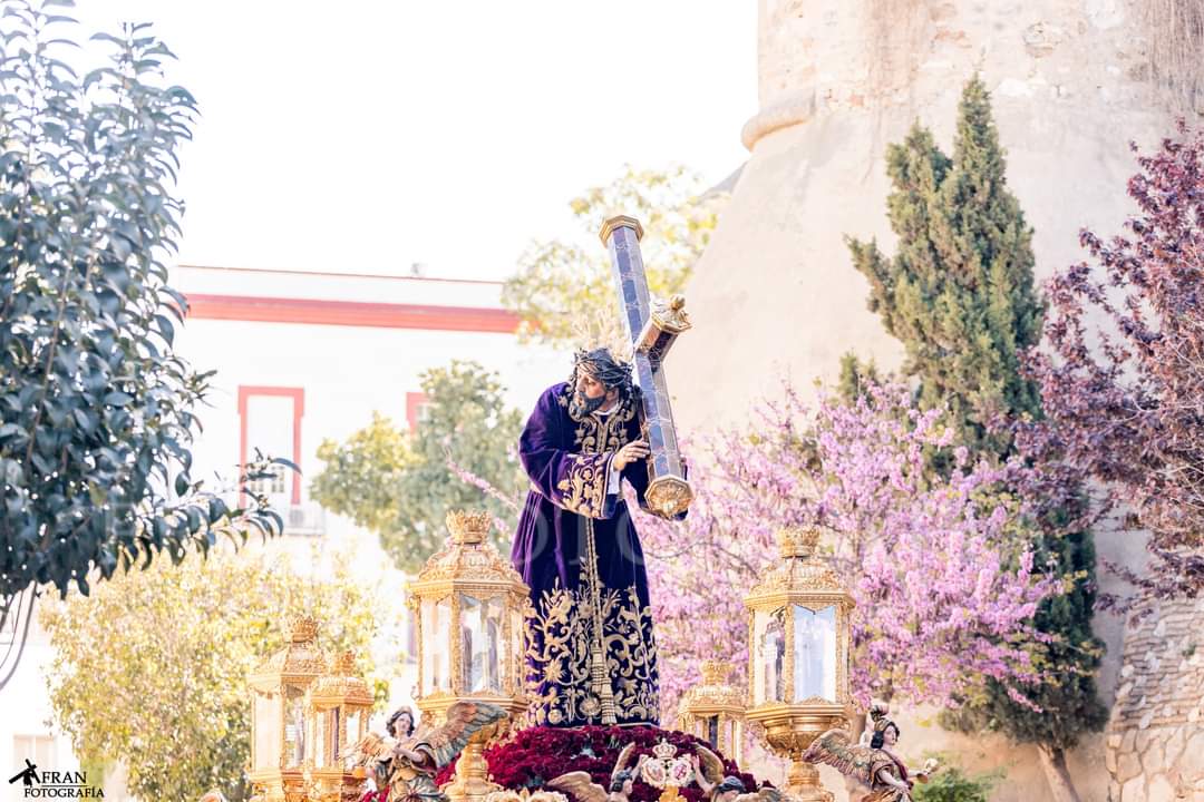 Hoy se celebra la salida Extraordinaria de N.P.J Nazareno por su 450 Aniversario Fundacional .
Desearle a todo su equipo de gobierno , herman@s , devot@s y al pueblo sanluqueño que disfruten del día de hoy acompañándolo en cada momento ya que es un día especial 

<a href="/HJesusNazareno/">Nazareno de Sanlúcar</a>