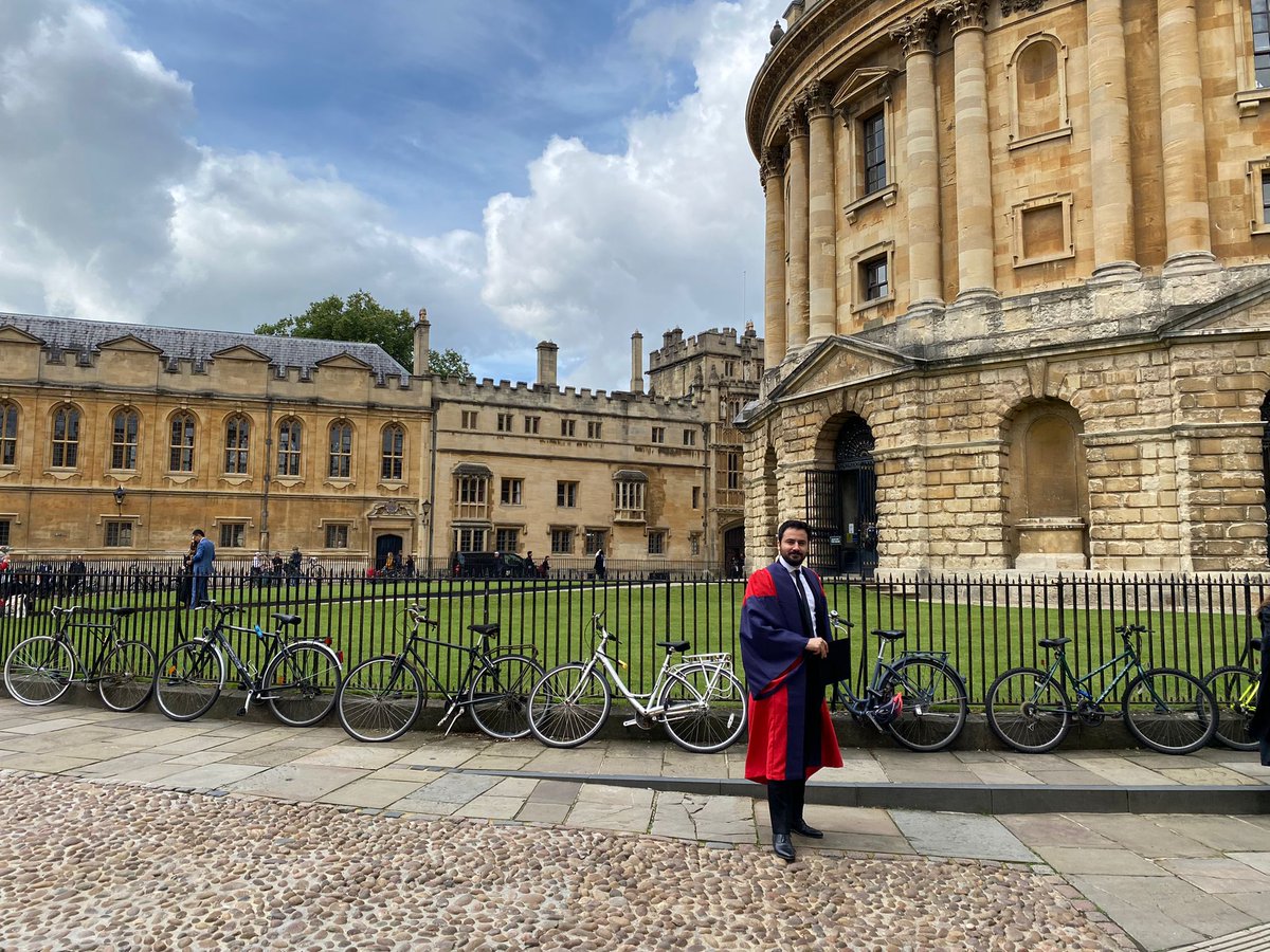 bahaatallah's tweet image. Officially graduated from the University of Oxford (DPhil in Clinical Neurosciences). 🎓🎓