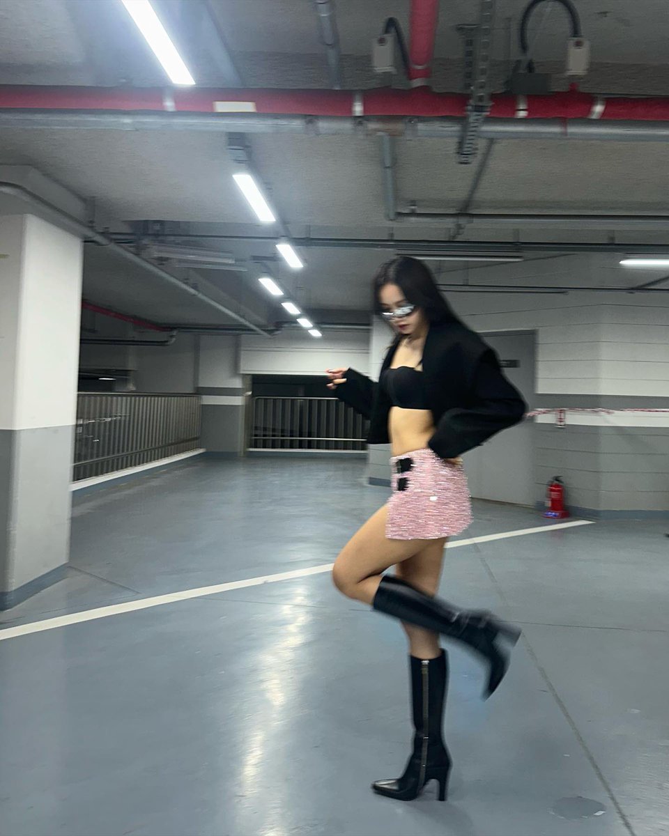 hourly lisa tweet media