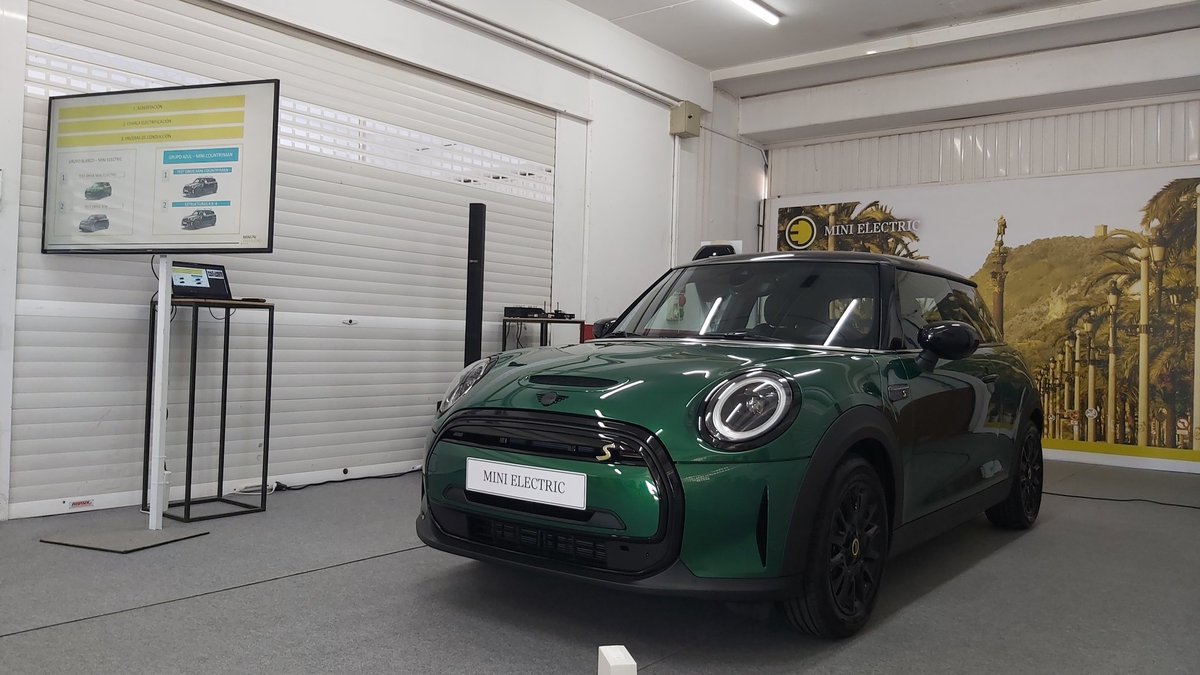 Josemivn's tweet photo. Pues aquí nos están contando la electrificación de @MINIEspana en el @CircuitValencia
Y luego probaremos algunos modelos de la gama.
Mucha curiosidad.
#MiniWeekend #MINI https://t.co/8Nv8VoPio1