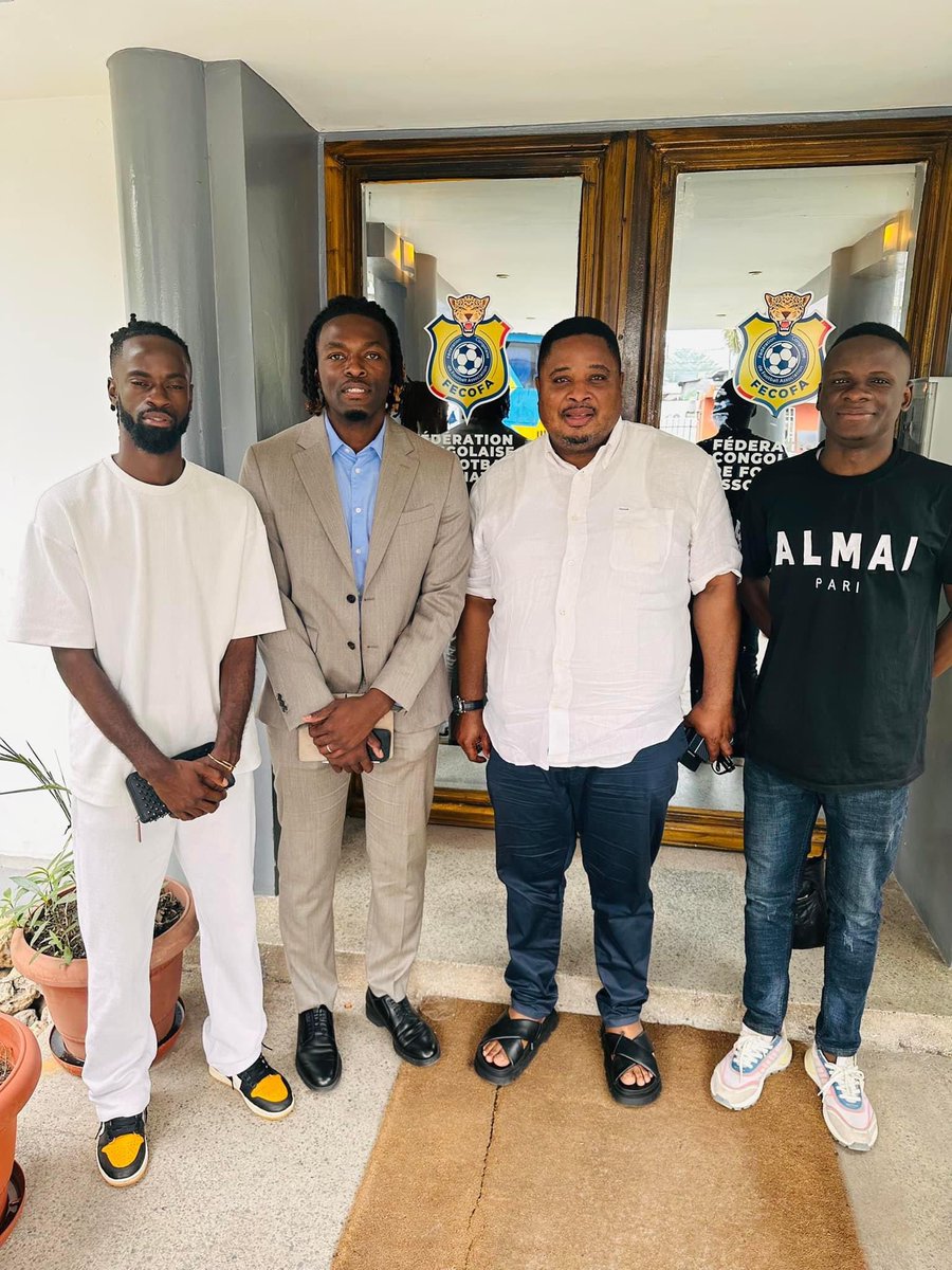 JoueursCD's tweet photo. 📸| Rencontre entre plusieurs acteurs du football congolais. 

Au siège de la FECOFA a lieu une rencontre entre le journaliste Jenovic Mbowa, l’ancien international congolais Distel Zola, l’agent d’Elia Meschack Christopher Madiangu et Innocent Kibundulu le secrétaire général du CONOR. 

#mobulute🐆