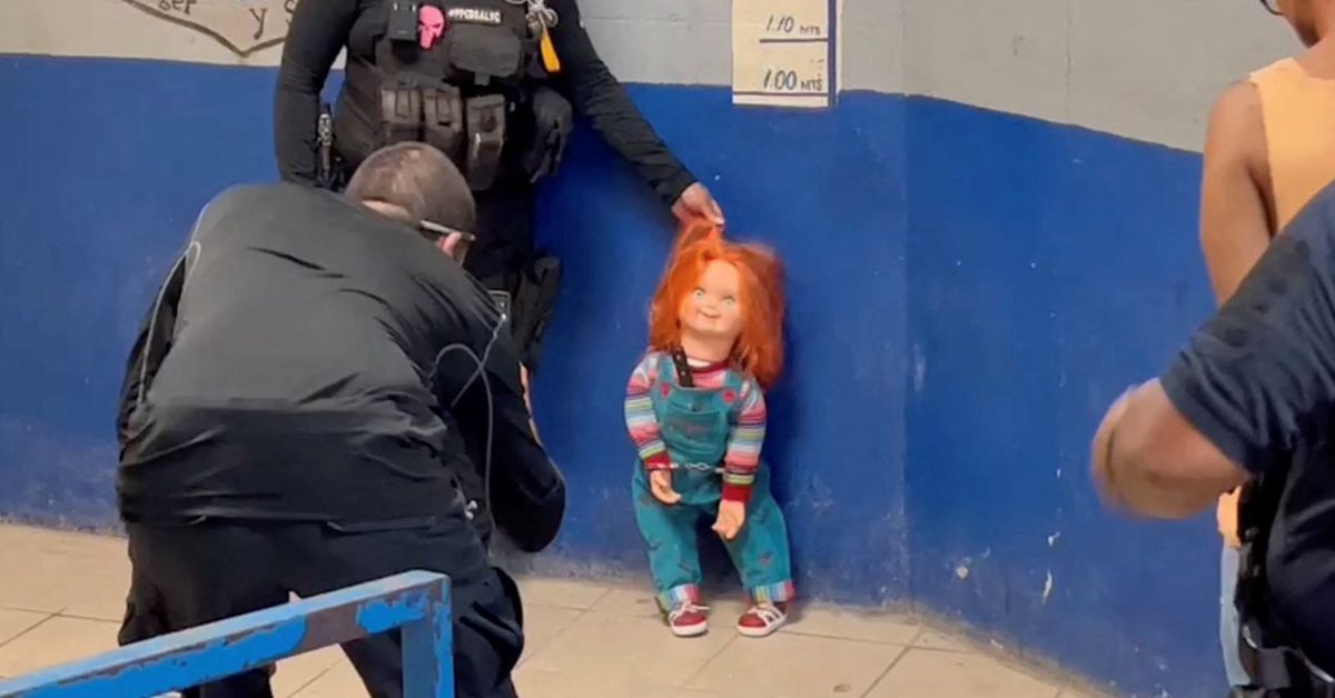 Mexican police cuff crooked 'demon doll' Chucky reut.rs/3PNqZz4
