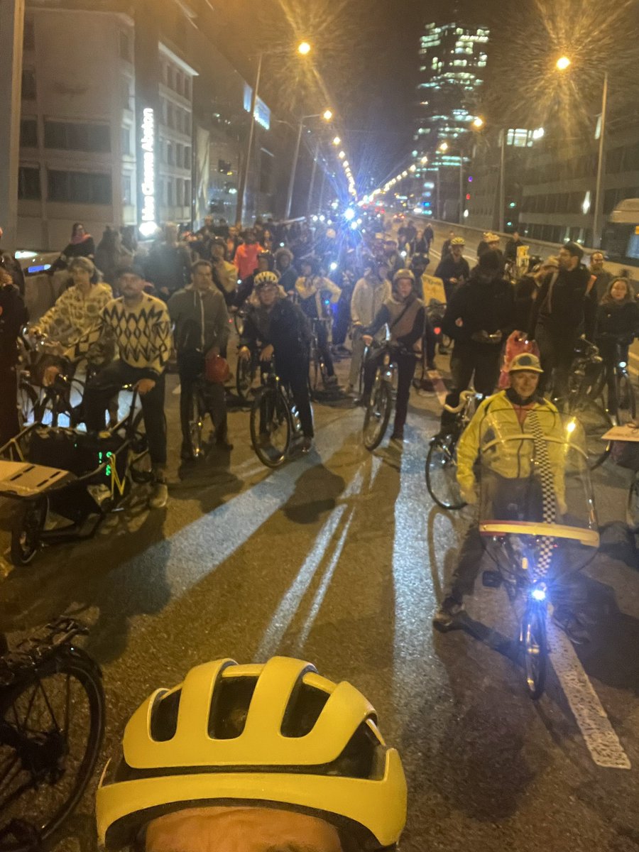 saschatorok's tweet photo. Schon erstaunlich: Da wird die Critical Mass in Zürich mit unverhältnismässiger Repression abgewürgt und die Medien berichten viel und gern darüber, aber dass gestern tausende Menschen an der bewilligten Demo teilgenommen haben, wird ignoriert.
#velodemo #WorldCarFreeDay #cmzh https://t.co/h9Fcm2wLb1