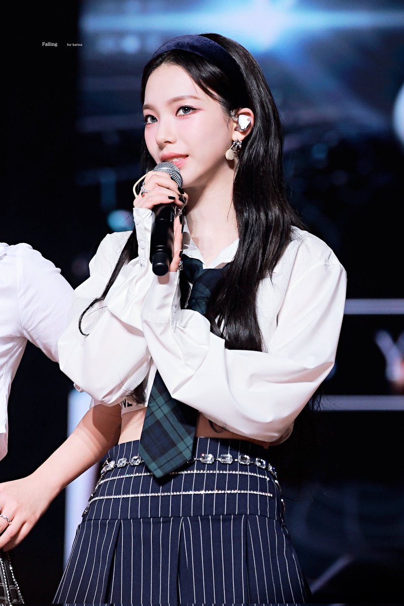 ⠀
selesai memperkenalkan diri, Sachi ikut bertepuk tangan bersama para penggemar. Ia mengambil satu langkah maju, secara bergantian menatap anggota Our Dream, "Salam kenal, Our Dream! Saya ingin memberikan pujian dulu nih. Pelafalan bahasa Jepang mereka bagus sekali, ya?"
⠀