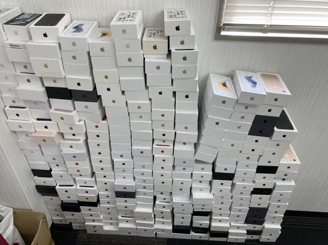 gold_silver12's tweet photo. 閉店することになった店舗の売れ残りのiPhone大量に配ります。新品、未開封です

円安で値段が高騰してますがこちらでは無料で配るのでお得です

フォロワー様限定で
iPhone14を大量に用意しましたので
欲しい方は【いいね】どうぞ

『ミッドナイト、レッド、パープル】
何色が欲しいかコメント必須↓ https://t.co/VKVKMeiFxP